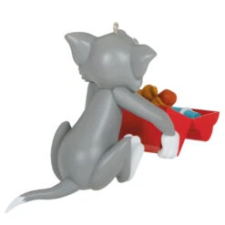 Hallmark Tom And Jerry™ What's For Lunch? Ornament -Hallmark online Shop Tom and Jerry Lunch Box Keepsake Ornament 1899QXI6059 06
